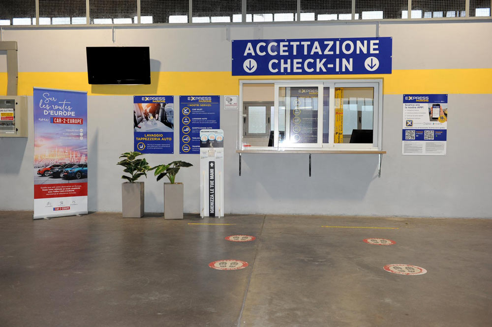 Cancello d'ingresso Express Parking Linate con insegna